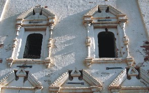 каменные наличники на окнах церкви