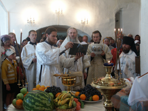 Освящение плодов в посольском Спасо-Преображенском монастыре
