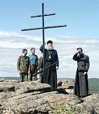 У Креста на вершине сопки 22 августа 2003 года